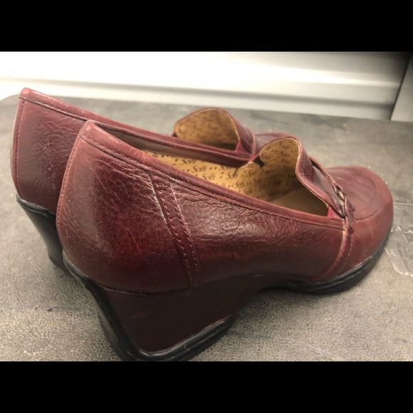 sofft slip on sneakers